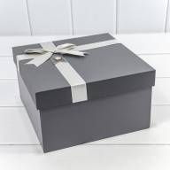Коробки Квадратные Набор 1/3 21*21*12,3 с бантиком и цветочком Серый 1/18 Арт: 721621/1 - Коробки Квадратные Набор 1/3 21*21*12,3 с бантиком и цветочком Серый 1/18 Арт: 721621/1