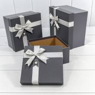 Коробки Квадратные Набор 1/3 21*21*12,3 с бантиком и цветочком Серый 1/18 Арт: 721621/1 - Коробки Квадратные Набор 1/3 21*21*12,3 с бантиком и цветочком Серый 1/18 Арт: 721621/1